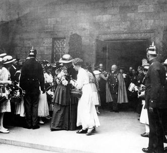 Bei einem Besuch von König Wilhelm II. werden der Königin Charlotte Blumen überreicht