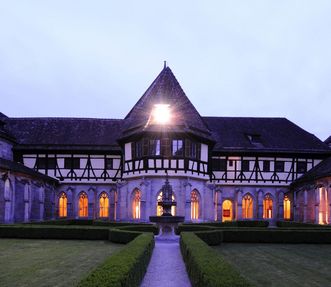 Südflügel des Kreuzgangs mit Brunnenhaus von außen im Kloster und Schloss Bebenhausen