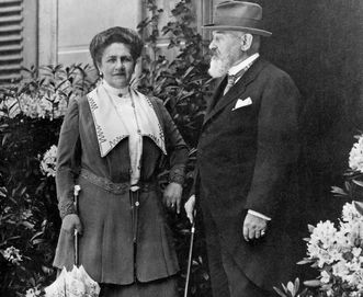König Wilhelm II. und Königin Charlotte vor dem Schloss Bebenhausen