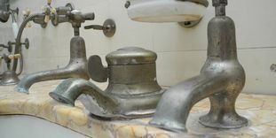 Armaturen des Waschtisches im Badezimmer der Königin im Schloss Bebenhausen