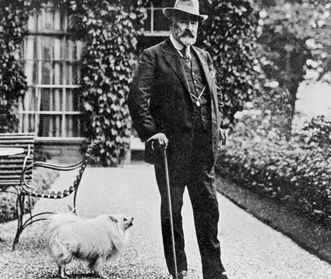 König Wilhelm II. von Württemberg mit Hund im Schloss Bebenhausen, Fotografie um 1910