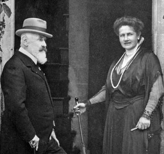 König Wilhelm II. von Württemberg mit seiner Frau Charlotte vor dem Schloss Bebenhausen, Fotografie um 1915