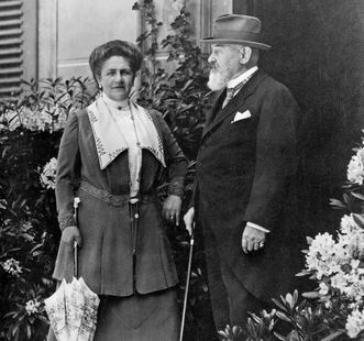 König Wilhelm II. von Württemberg mit Königin Charlotte vor dem Schloss Bebenhausen, Fotografie um 1915