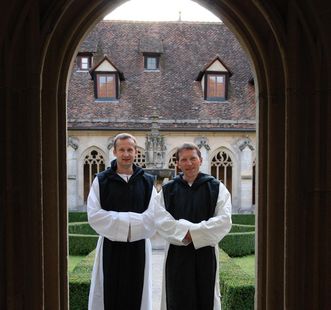 Zisterzienser im Kreuzgang von Kloster Bebenhausen