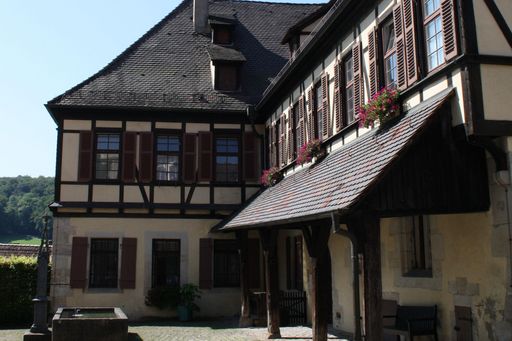 Außenansicht des ehemaligen Abtshauses in Kloster und Schloss Bebenhausen