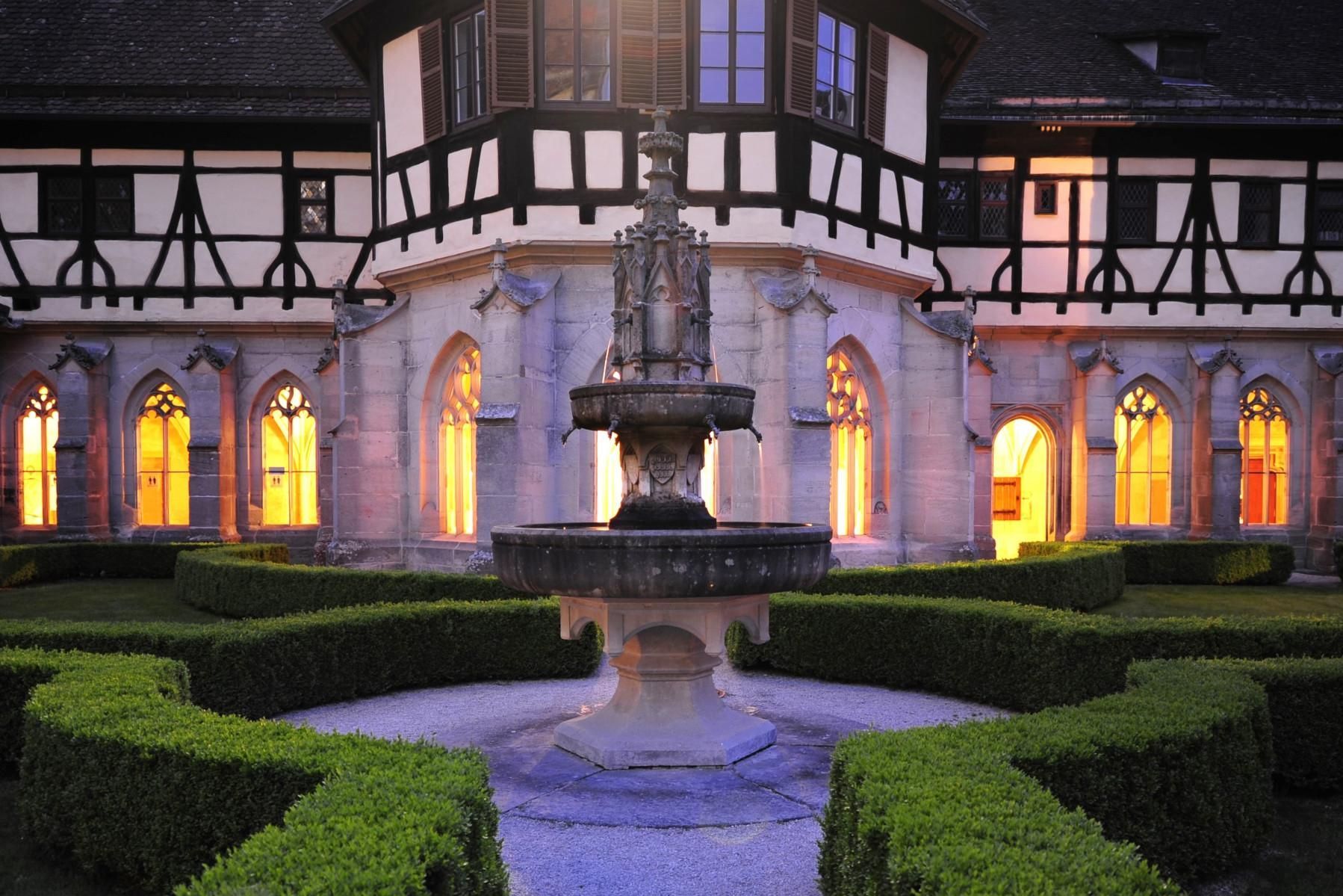 Kloster und Schloss Bebenhausen, Kreuzganggarten mit Abendbeleuchtung