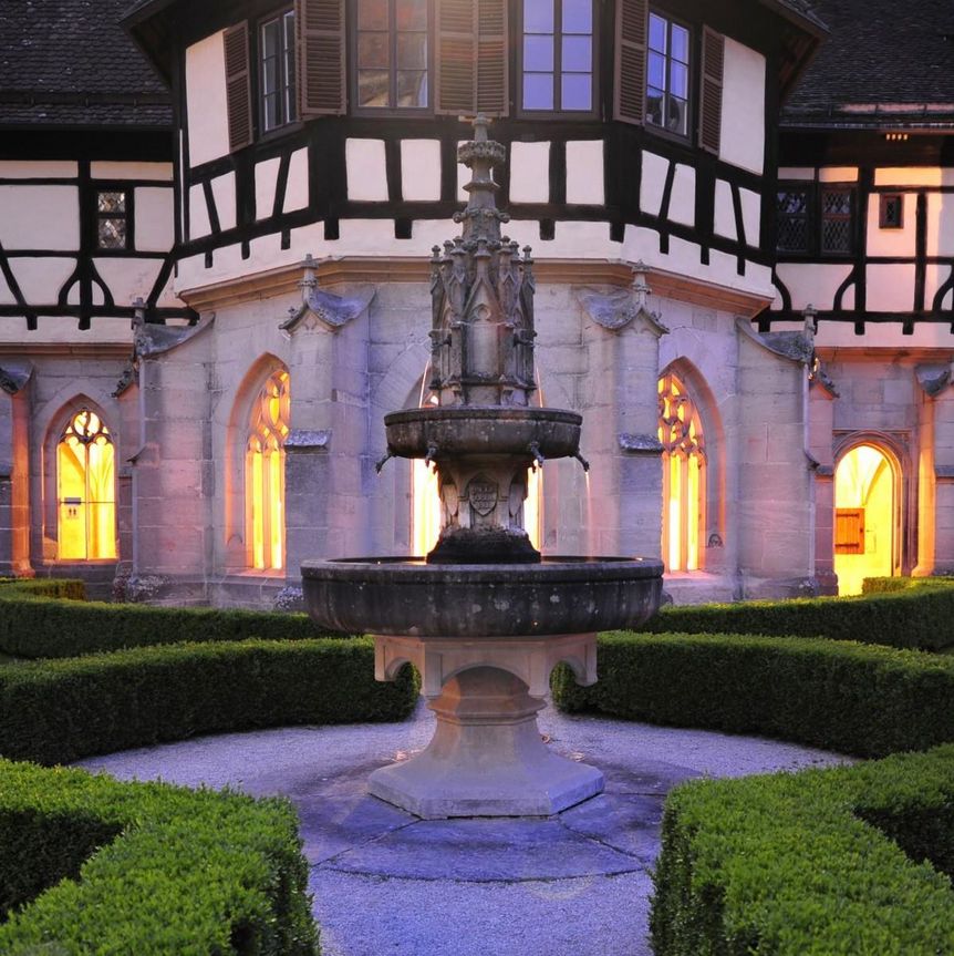 Kloster und Schloss Bebenhausen, Kreuzganggarten mit Abendbeleuchtung