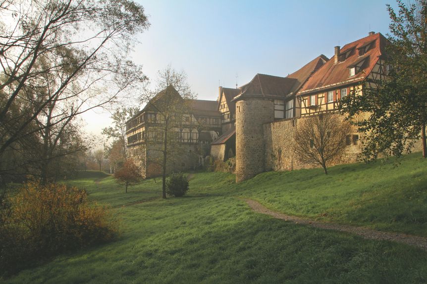 Schloss und Kloster Bebenhausen, Die Klosteranlage von außen am Morgen