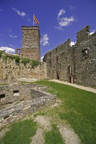 Foto: Staatliche Schlösser und Gärten Baden-Württemberg, Arnim Weischer Burghof mit Palas und Bergfried, Burg Rötteln