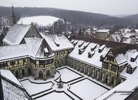 Foto: Staatliche Schlösser und Gärten Baden-Württemberg, Armin Weischer Kreuzgarten von Kloster Bebenhausen im Winter