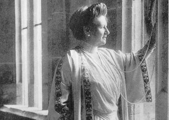 Queen Charlotte in simple clothing, standing by a window, circa 1920 in Bebenhausen Palace; scan: Landesmedienzentrum Baden-Württemberg, credit unknown#