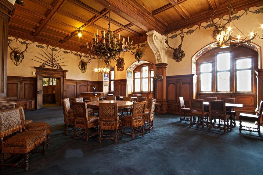 Kloster und Schloss Bebenhausen, Blauer Saal mit Holzdecke, Tischen und Stühlen, an den Wänden Hirschgeweihe