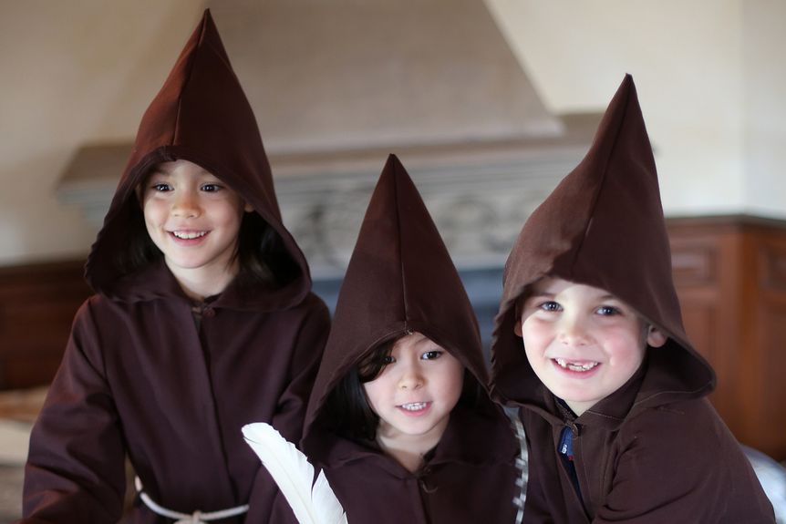Kloster und Schloss Bebenhausen, Besucher, Kinder in Mönchskutten