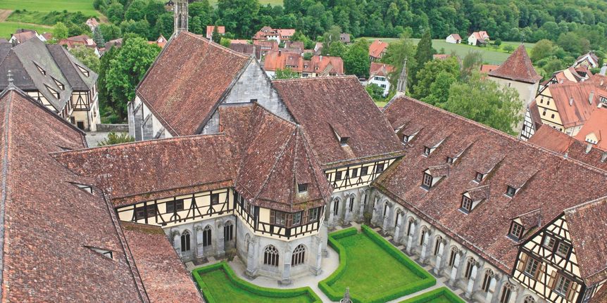 Blick von oben in den Innenhof des Kreuzgangs, Richtung Brunnenhaus