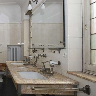 Lavabo dans la salle de bains de la reine au château de Bebenhausen 