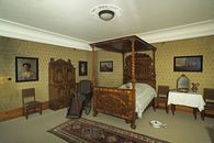 Foto: Staatliche Schlösser und Gärten Baden-Württemberg, Armin Weischer Kloster und Schloss Bebenhausen, Innenansicht des Schlafzimmers mit Himmelbett von Königin Charlotte um 1700