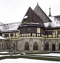 Verschneites Brunnenhaus im Kloster Bebenhausen