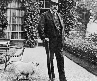 König Wilhelm II. von Württemberg mit seinem Hund, Fotografie um 1910