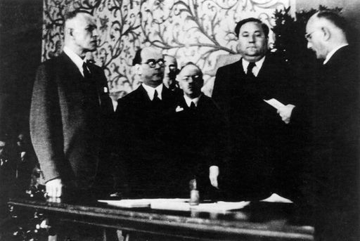 Swearing in of the government of Württemberg-Hohenzollern in Bebenhausen Monastery in 1947. Scan: Landesmedienzentrum Baden-Württemberg, credit unknown