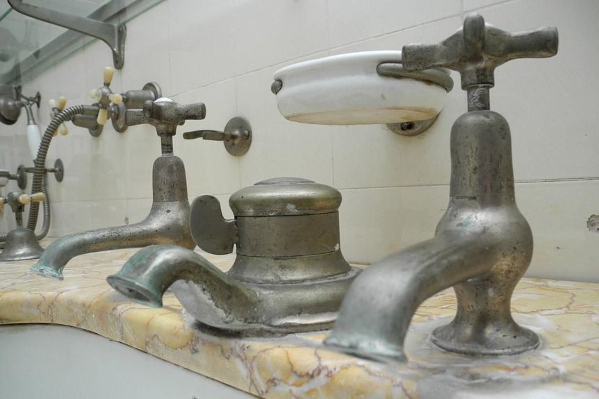 Robinetterie du lavabo dans la salle de bains de la reine au château de Bebenhausen 